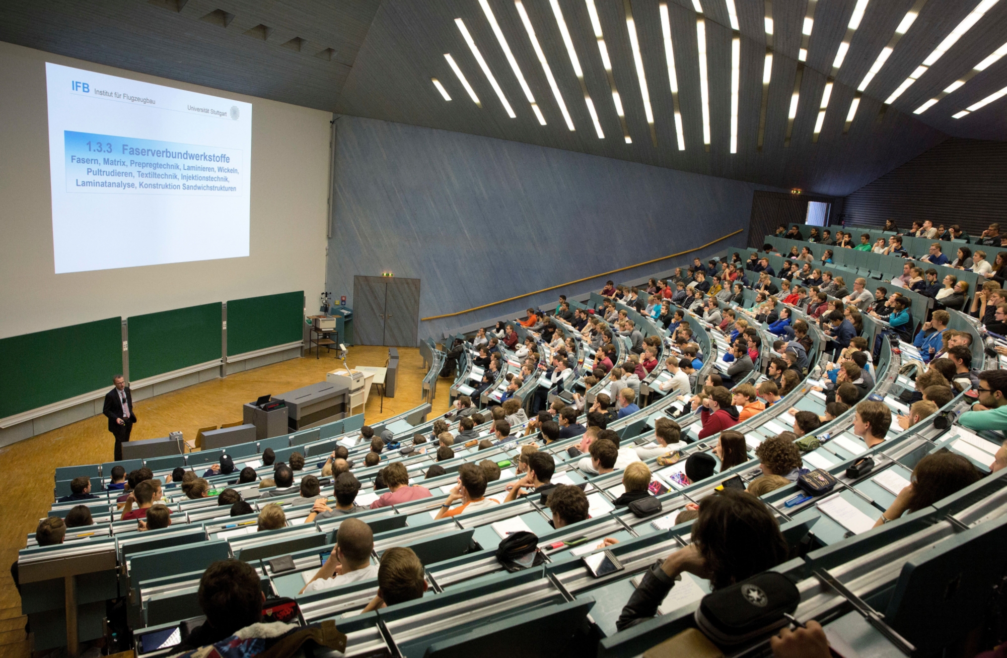 Studierende in einem Hörsaal der Universität Stuttgart.