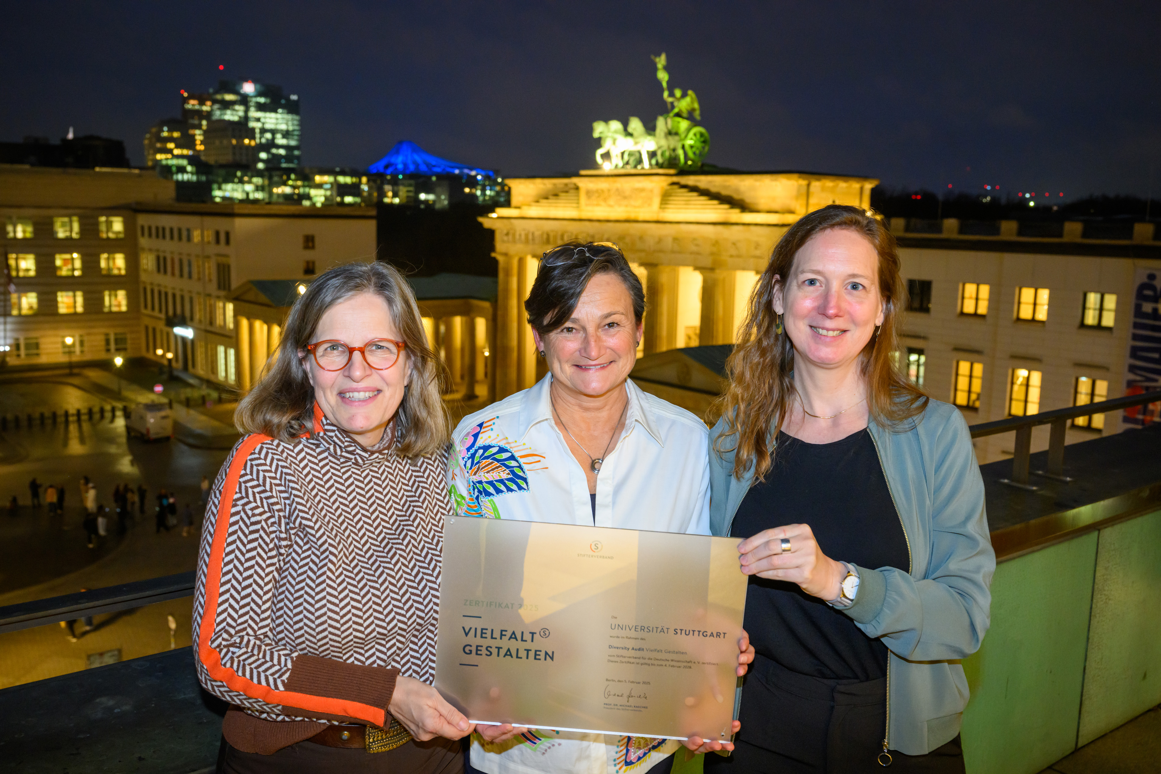 Dr. Isabell Lisberg-Haag, Prof. Wieprecht and Prof. Tonhauser jointly hold the certificate.