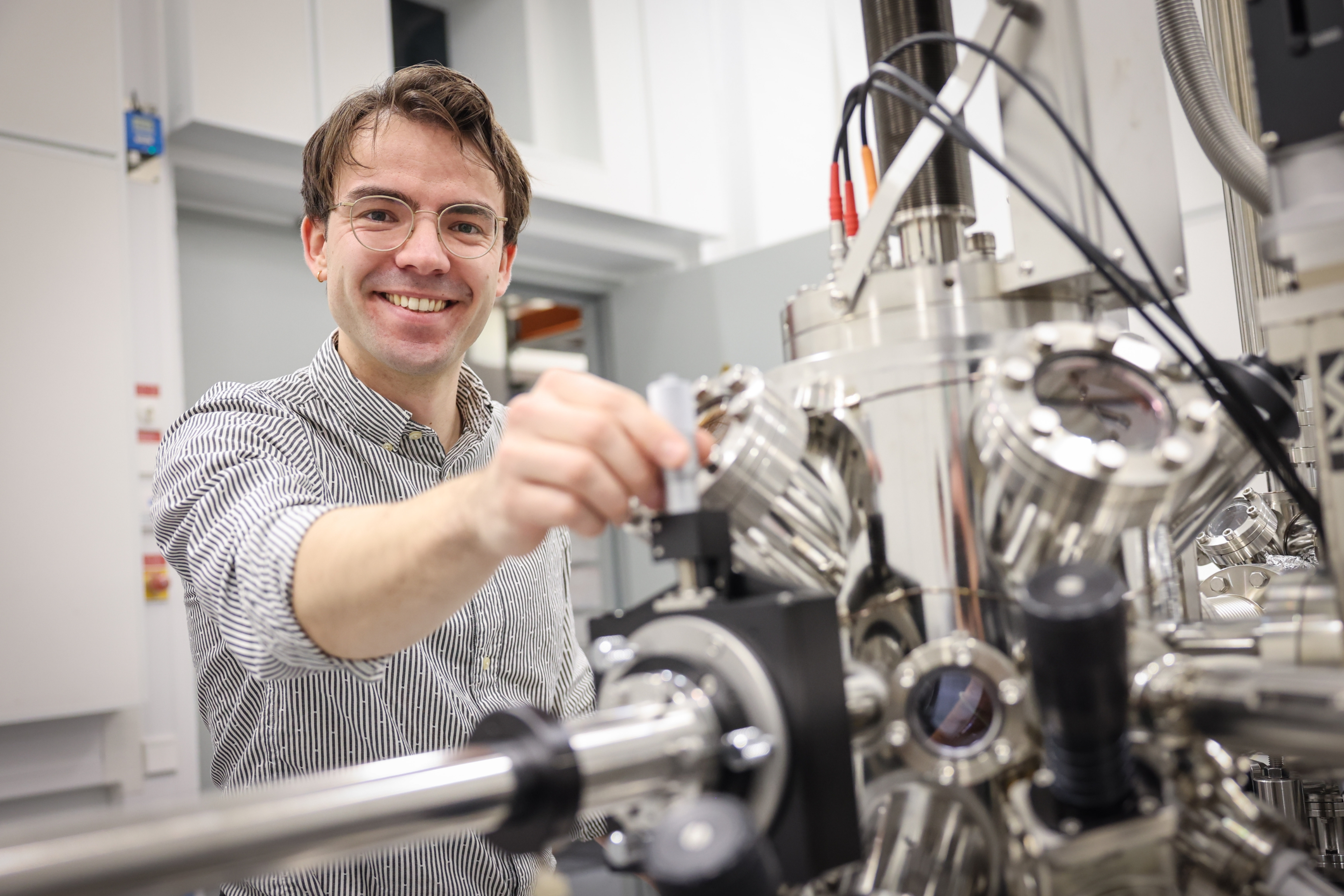 Controlling the magnetic properties of a single molecule