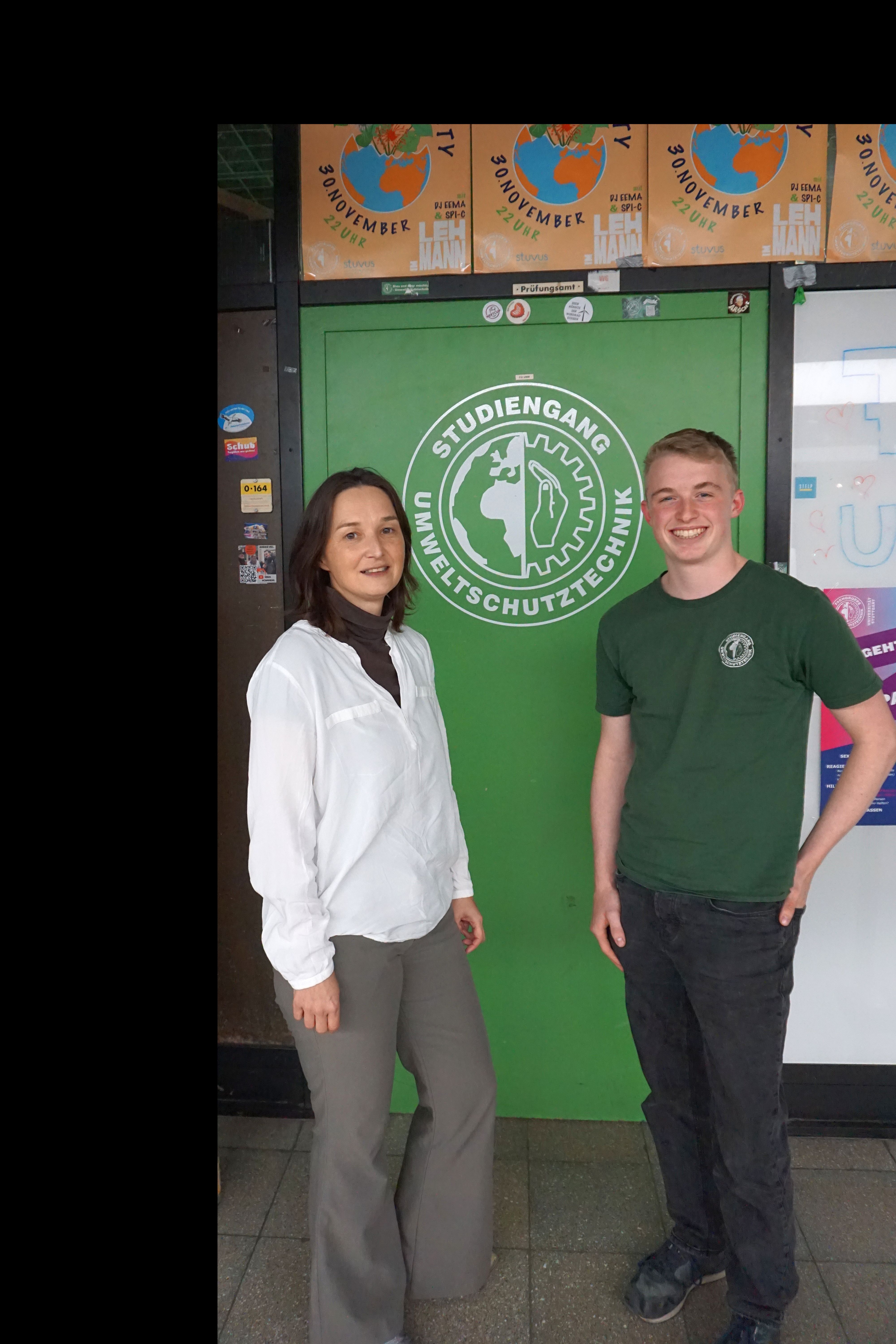 Sonja Koch und Felix Hofmann standing next to each other in front of a green wall.