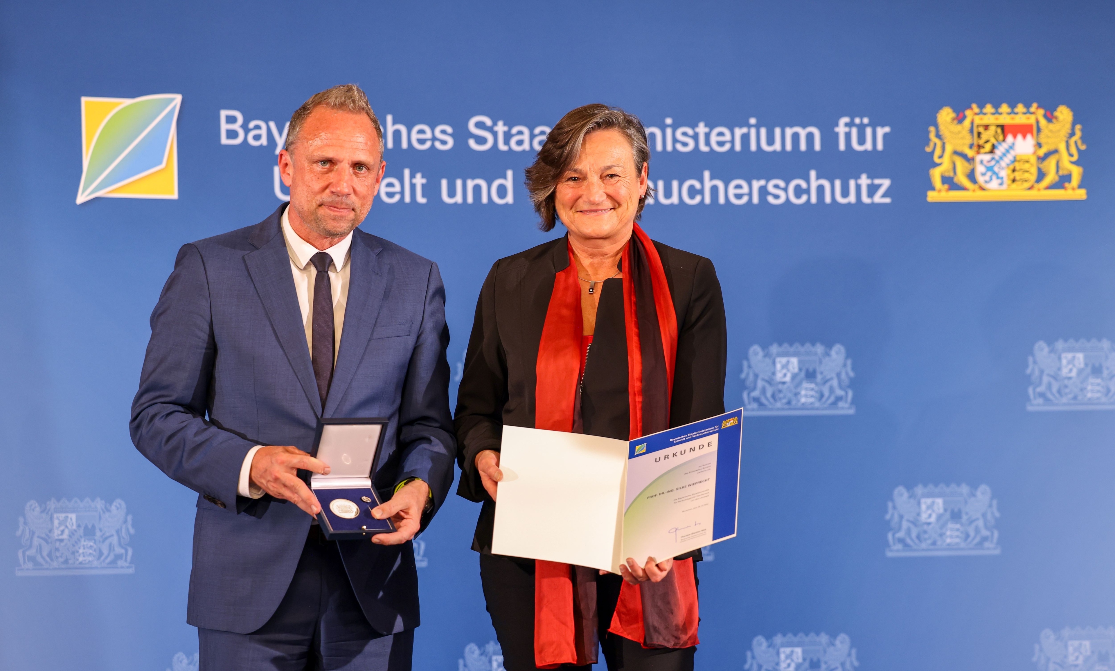 Umweltminister Thorsten Glauber und Prof. Silke Wieprecht bei der Verleihung der Bayerischen Staatsmedaille