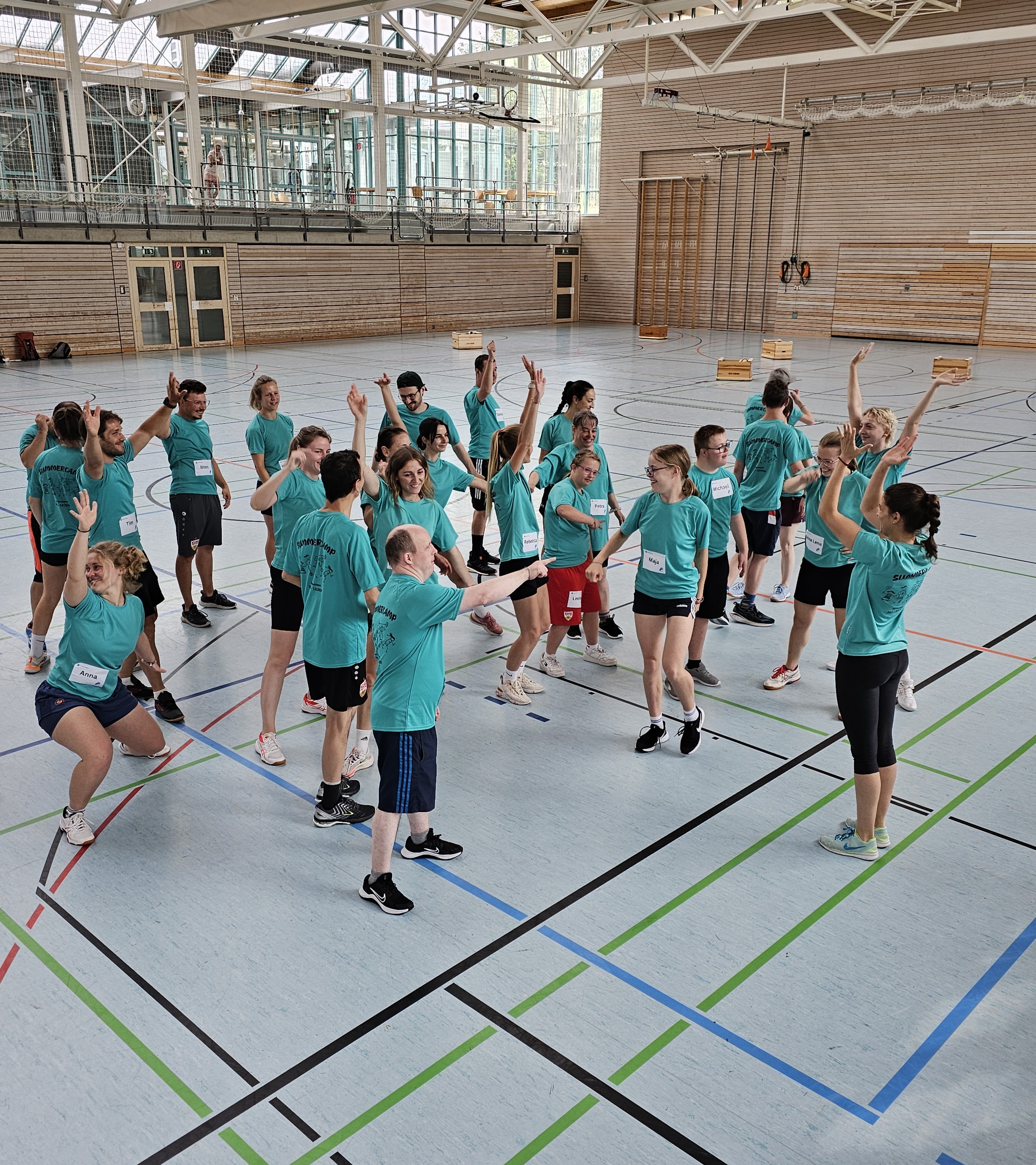 Blick in die Sporthalle: Auf dem Summer Camp, das Lehramtsstudierende der Universität Stuttgart organisiert hatten, machten Menschen mit und ohne kognitiven Beeinträchtigungen gemeinsam Sport.