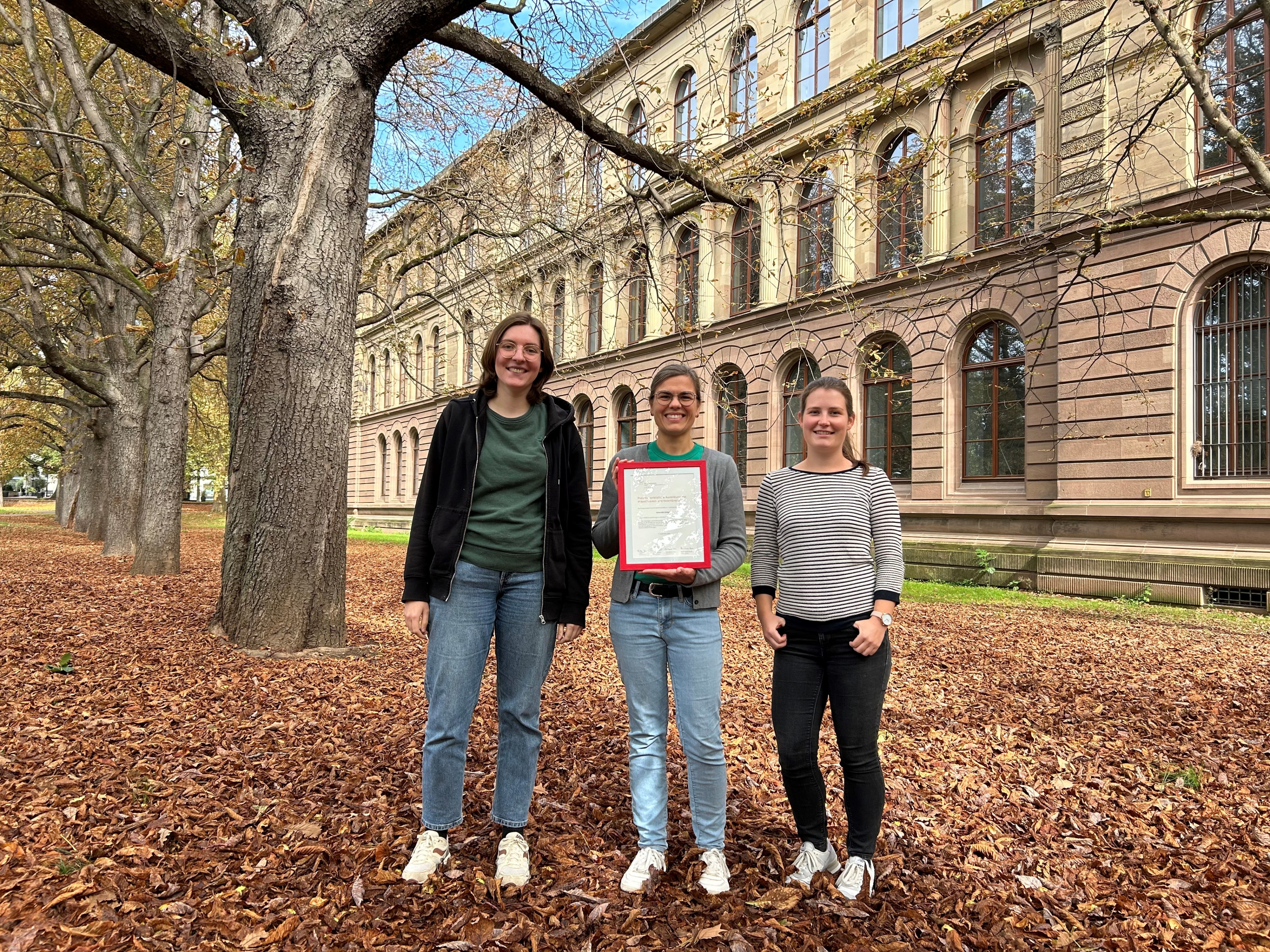 Die aktuelle Volontärin Verena Weber, Ausbildungsredakteurin und stellvertretende Leiterin der Hochschulkommunikation Lydia Lehmann, und die ehemalige Volontärin Jacqueline Gehrke