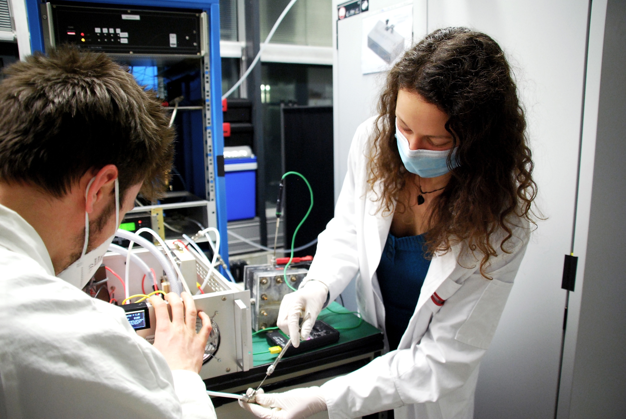 Stephan Renninger and Maike Lambarth (from left) working in the laboratory at the plasma reactor.